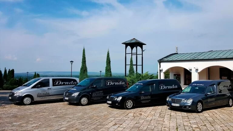 Der Transport von Verstorbenen nach Österreich wird von der Firma Drnda durchgeführt Der Transport von Verstorbenen nach Österreich wird von der Firma Drnda durchgeführt